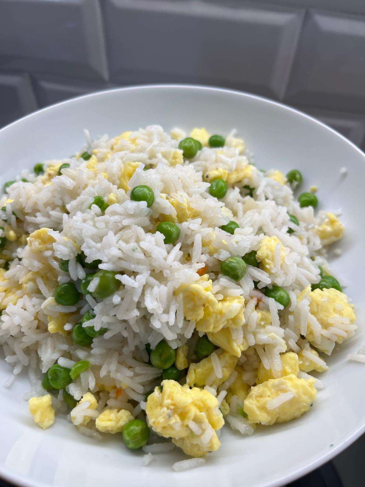 Piatto unico Riso Basmati proteico con uovo e piselli