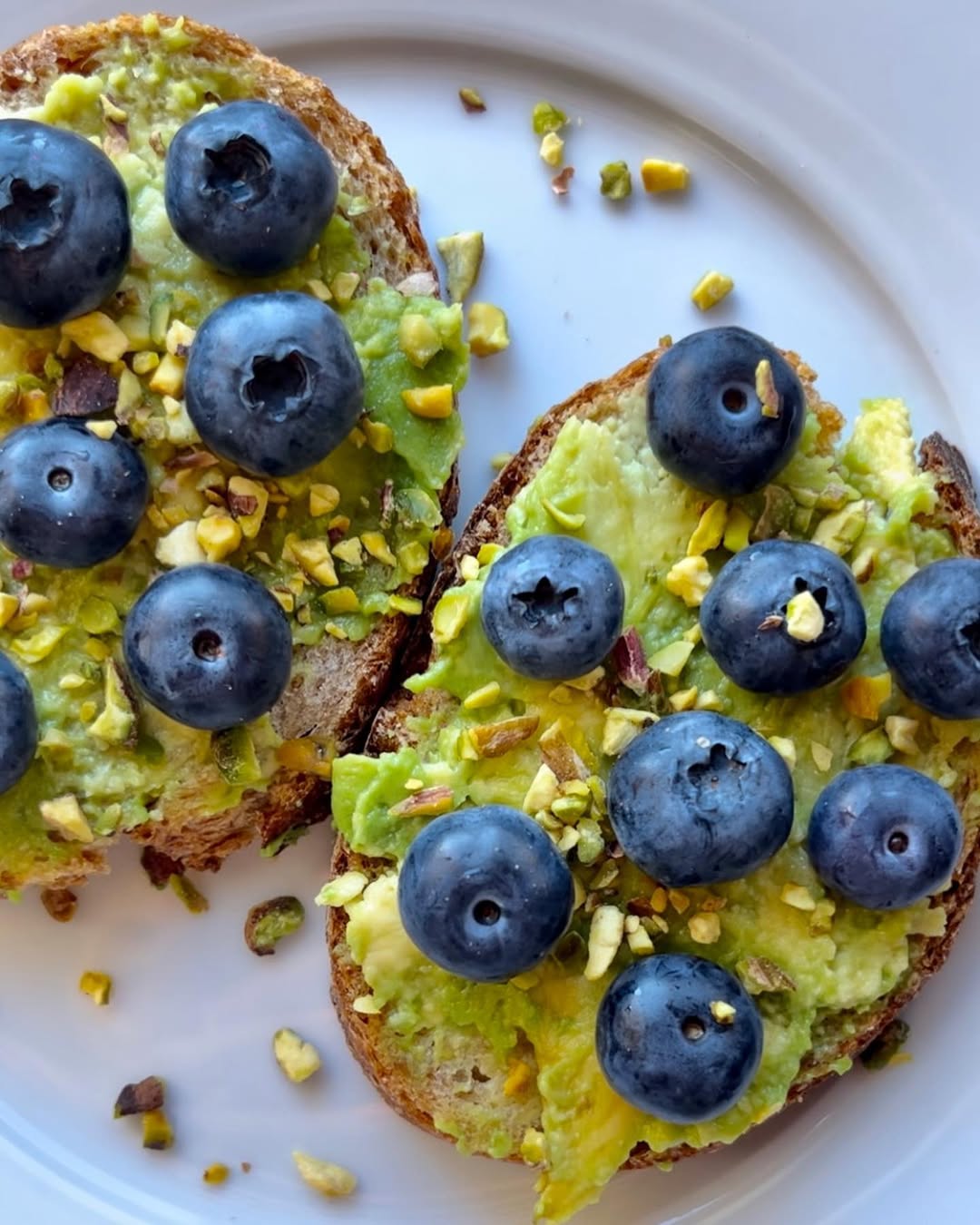 Colazione sana Toast Proteici con avocado e mirtilli